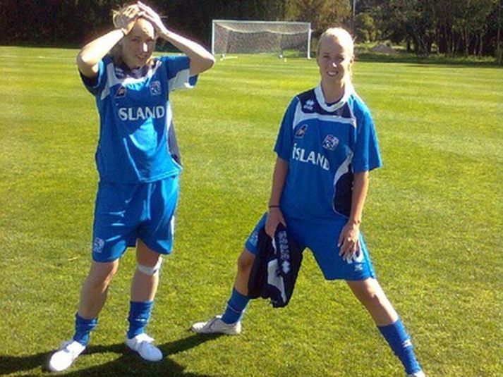Dóra María Lárusdóttir og Þórunn Helga Jónsdóttir á æfingu í morgun.