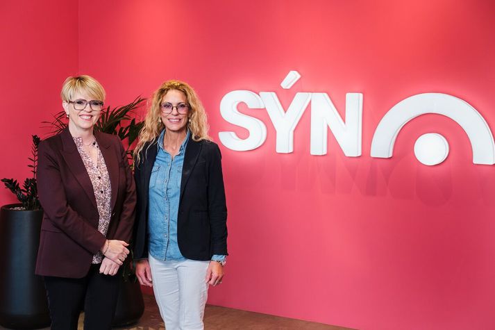 Hrefna Sigfinnsdóttir, forstjóri Creditinfo og Herdís Dröfn Fjeldsted, forstjóri Sýnar. Sýn og Creditinfo hafa tekið höndum saman um kynningu á Framúrskarandi fyrirtækjum á miðlum Sýnar.