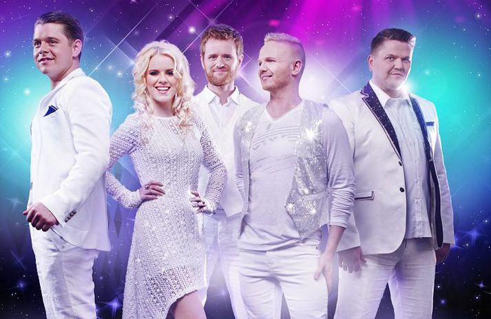 Friðrik Ómar Hjörleifsson ásamt söngvurunum sem koma fram á heiðurstónleikum Bee Gees.