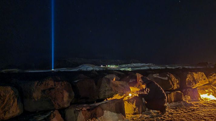 Friðarsúlan og Viðey í bakgrunni.