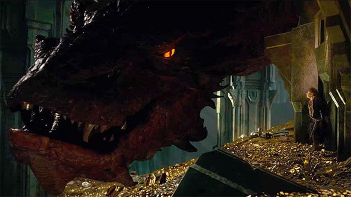 Drekinn Smeyginn ræðir hér við hobbitan Bilbo.