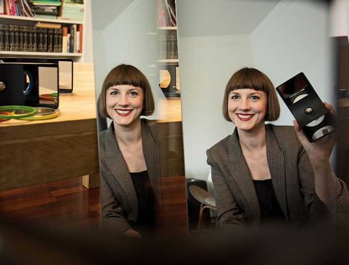 Íris segir hugmyndina að Kúlu Deeper hafa sprottið af hennar eigin áhuga á þrívíddarljósmyndun. Myndin er tekin með hjálp búnaðar Írisar og skilar sér í þrívídd ef notuð er sérstök þrívíddarsjá.