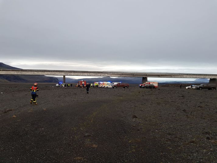 Eins og sést á þessari mynd er brúin yfir Núpsvötn afar há og löng.