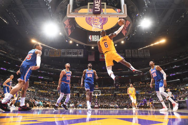 Leikmenn Golden State gátu lítið annað gert en horft á LeBron í nótt. Hann var ósnertanlegur.