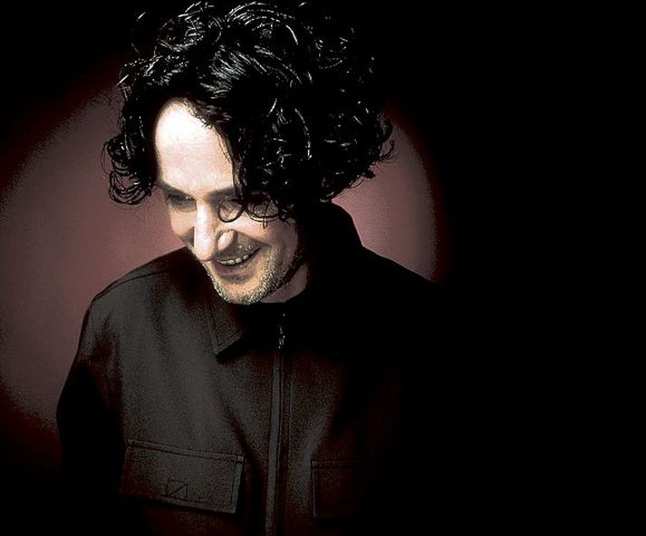 Goran Bregovic er bæði tónskáld og rokkstjarna. Hann mætir með 40 manna sveit hljóðfæraleikara og söngvara í Höllina annað kvöld.