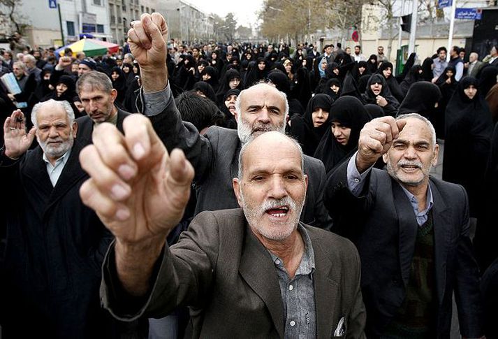 Íranar hrópa slagorð gegn Bretlandi á fjöldafundi í Teheran, höfuðborg Írans, í gær, til stuðnings handtöku bresku hermannanna.