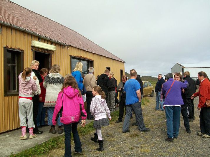 Það var hálfgerð sveitaballastemning við opnun Kjörbúðarinnar enda hefur verið verslunarlaust á svæðinu í átta ár.
mynd/Karítas Friðriksdóttir