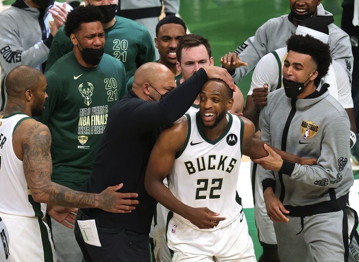 Khris Middleton var aðalmaðurinn hjá Milwaukee Bucks í sigrinum á Phoenix Suns í nótt.