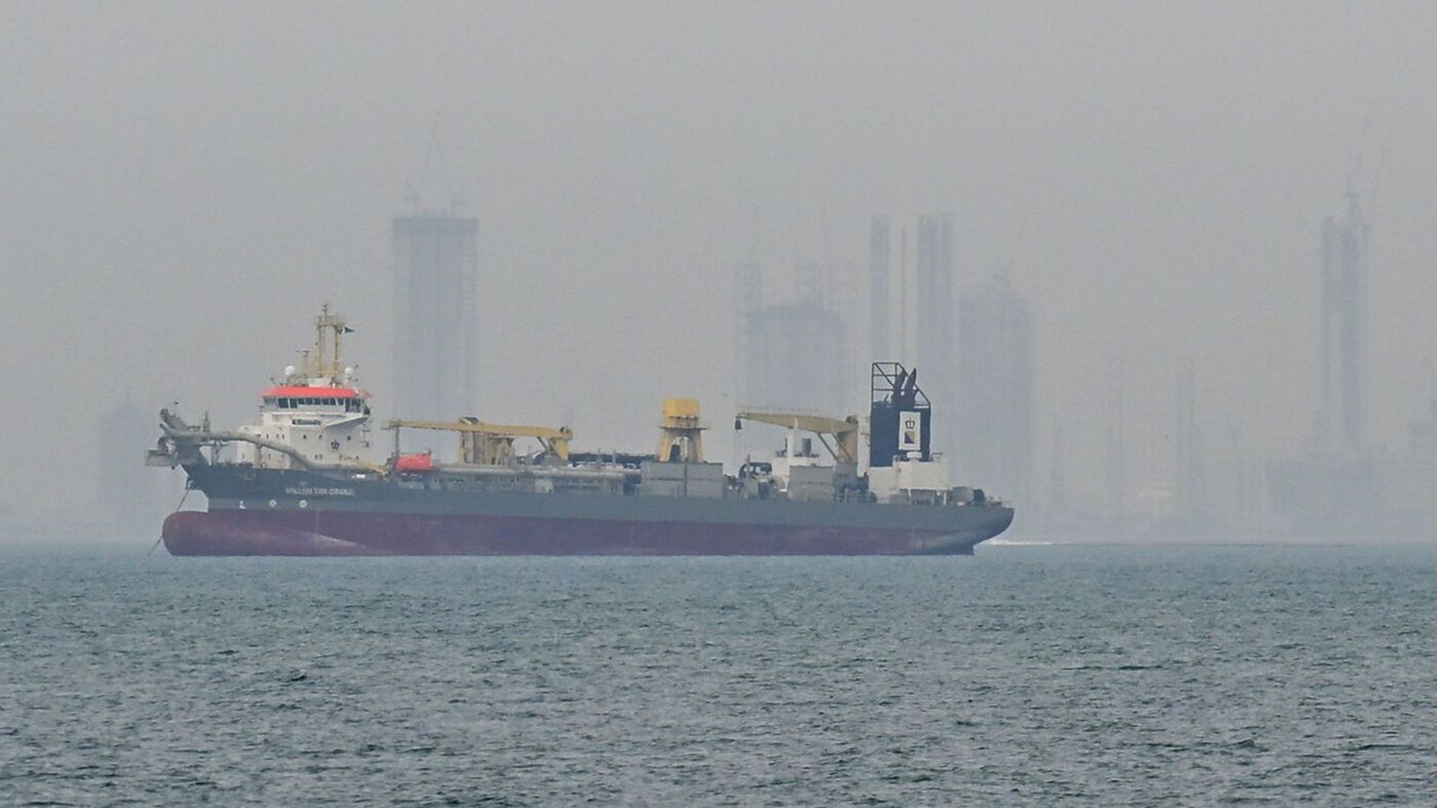 Ráðist á þrjú skip á Persa­flóa í nótt