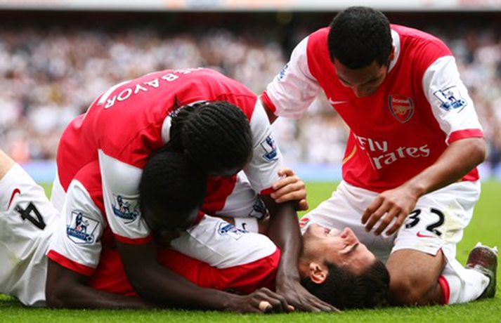 Emmanuel Adebayor og Theo Walcott fagna marki Cesc Fabregas.