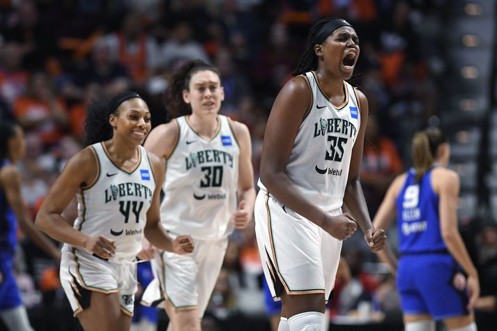 Jonquel Jones fagnar sigri á móti Connecticut Sun en hún lék áður með því liði.