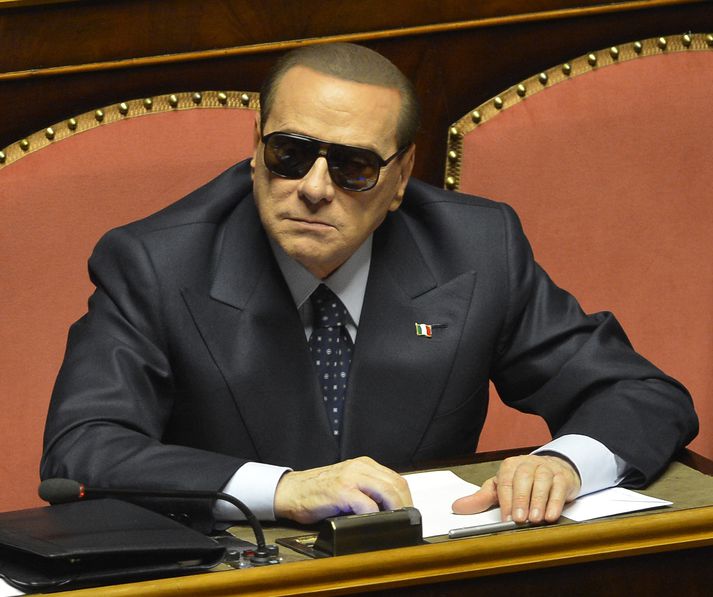Berlusconi við réttarhöldin í Mílanó. Taka skal fram að þau fóru fram innandyr þó að forsætisráðherrann fyrrverandi er með sólgleraugu.