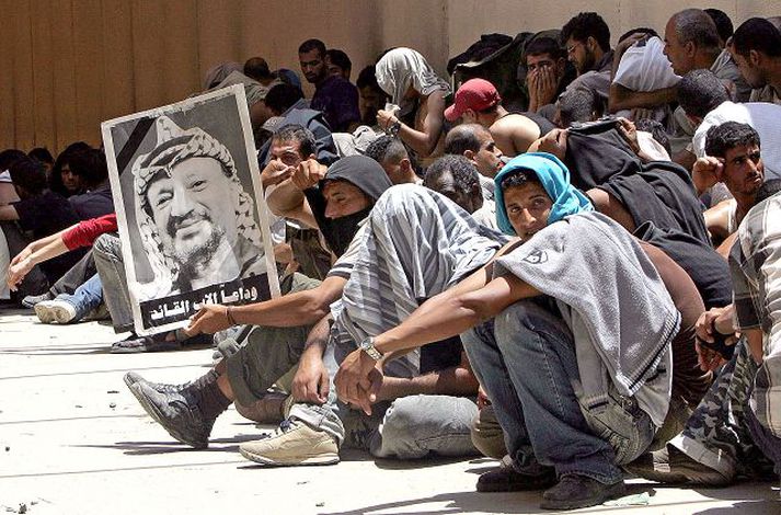 Fjöldi Palestínumanna á Gaza bíður við landamærin að Ísrael eftir að komast yfir á Vesturbakkann.