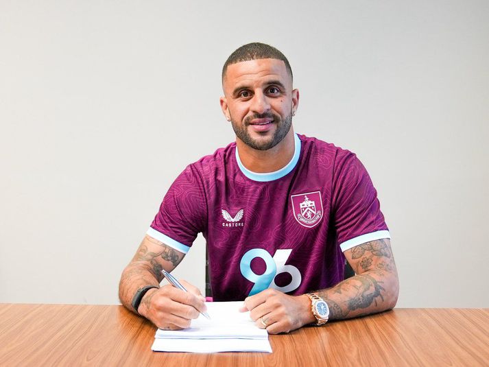 Kyle Walker skrifar undir tveggja ára samning við Burnley.