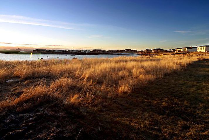 Miðskógar 8. Eftir áralangan ágreining um heimild til byggingar einbýlishúss á þessari sjávarlóð framan við íbúðarhús fyrrverandi forseta bæjarstjórnar hefur leyfið nú verið veitt.