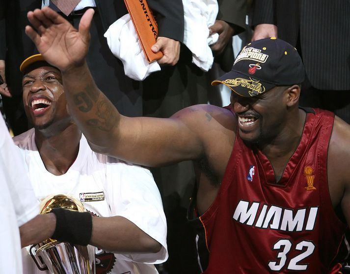 Shaquille O'Neal fagnar titlinum með Miami Heat.