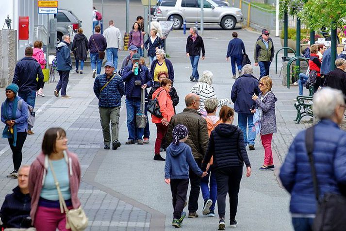 Ferðamenn á gangi í miðbæ Akureyrar. 