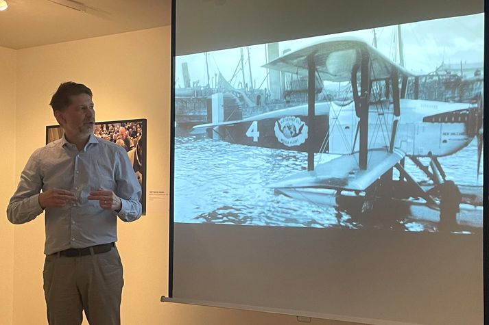 Leifur Reynisson sagnfræðingur rakti sögu fyrsta flugsins yfir úthafið til Íslands á Ljósmyndasafni Reykjavíkur í dag.