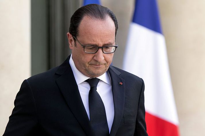 Francois Hollande lofaði slökkviliðsmann sem náði að yfirbuga hryðjuverkamanninn í ávarpi sem hann flutti eftir atburði gærdagsins. Forsetinn yfirgaf leiðtogafund ESB-ríkjanna í gær og hélt til Parísar.