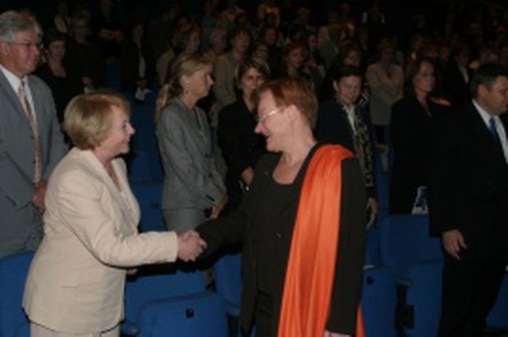 Tarja Halonen, Finnlandsforseti, og Vigdís Finnbogadóttir á jafnréttisráðstefnu.