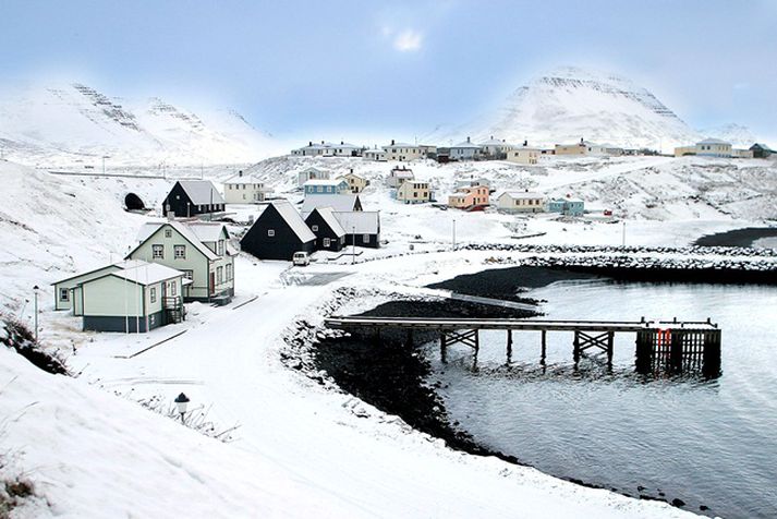 Íbúar á Hofsósi þurfa að fara á Sauðárkrók til þess að borga reikninga og taka út pening. Þá þurfa þeir einnig að gera sér ferð þangað til þess að versla í matinn því kaupfélagið brann síðastliðið vor.
