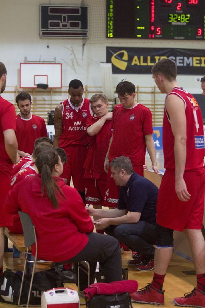 Brandon Mobley hlustar á Ivar Ásgrímsson þjálfara Hauka í einu leikhléinu í gær.