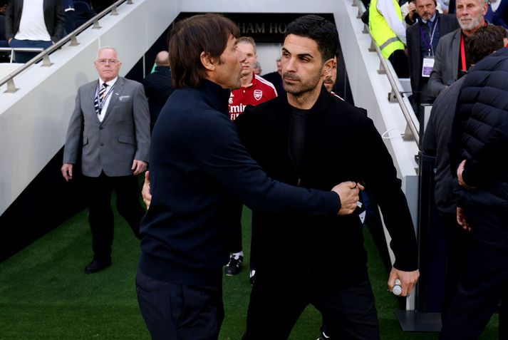 Antonio Conte gefur Mikel Arteta faðmlag fyrir leikinn í gærkvöldi.