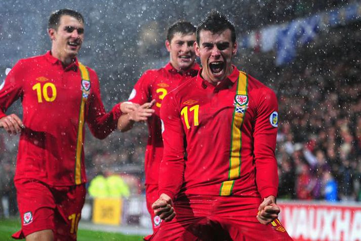 Bale fagnar ásamt félögum sínum í kvöld.
