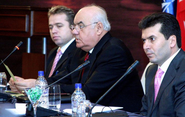Alfred Moisiu Albaníuforseti, fyrir miðju, ásamt ráðunautum á ráðherrafundinum í Tirana í gær.