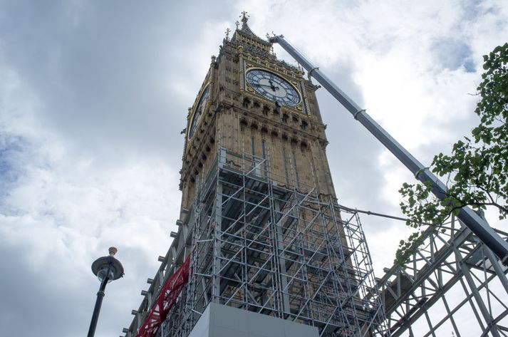 Big Ben er að finna í hinum 96 metra háa Elísabetarturni.