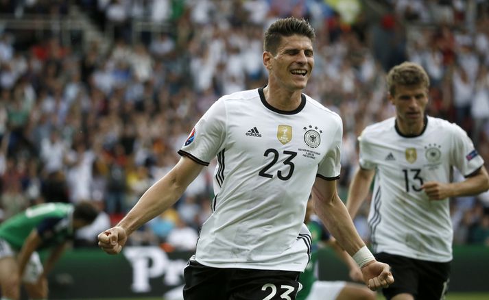 Mario Gomez fagnar marki sínu.