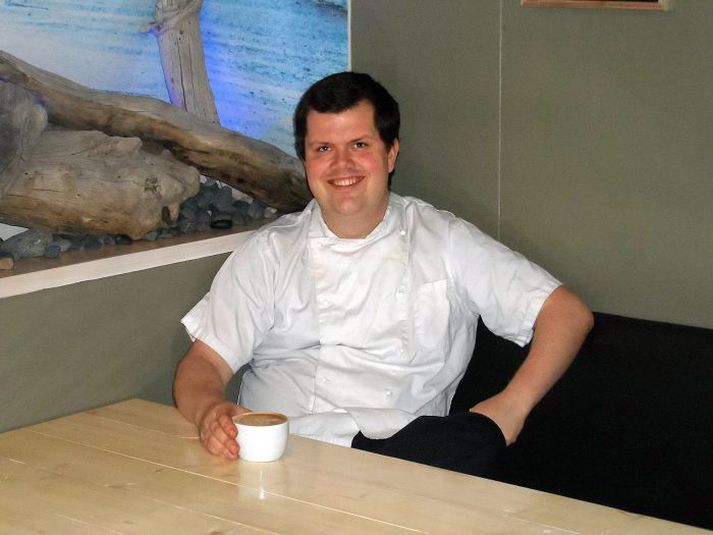 Hjalti Þór Grettisson býr sig undir kokkaríið í Hellubíói.