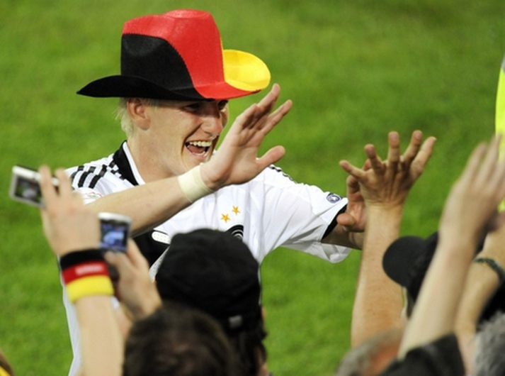 Schweinsteiger fagnar hér sigrinum í kvöld.