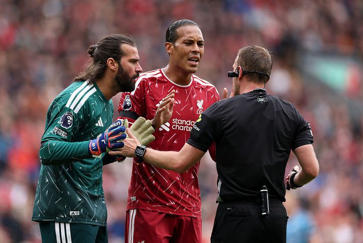 Alisson og Virgil van Dijk reyndu að koma vitinu fyrir Sam Barrott en án árangurs. Vítaspyrnudómurinn fékk að standa.