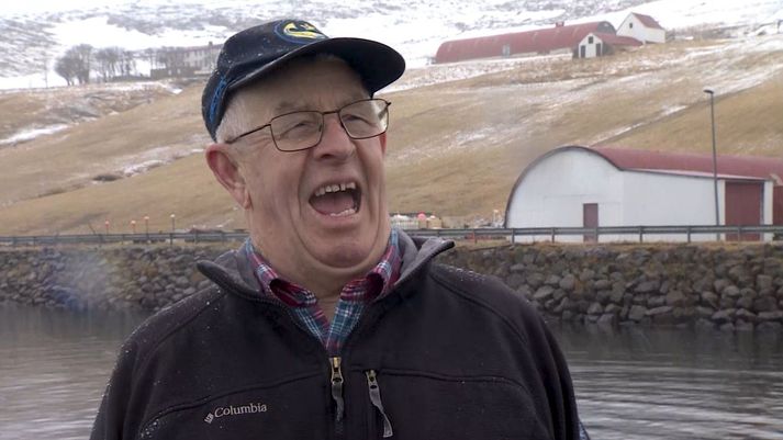 Sigfús Vilhjálmsson, útvegsbóndi á Brekku í Mjóafirði, skellihlæjandi.