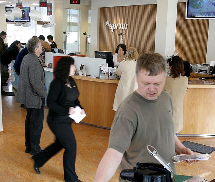 Hagnaður fimm stærstu sparisjóðanna jókst um 130 prósent á milli ára og hækkaði um alls tíu milljarða króna á milli ára Sparisjóðirnir hafa verið að hagnast með beinum og óbeinum hætti á eignarhlutum í Existu. Útlitið er bjart vegna gengishækkana í Existu og fyrirhugaðar skráningar Icebank á næsta ári. Myndin er tekin í útibúi SPRON við Skólavörðustíg.
