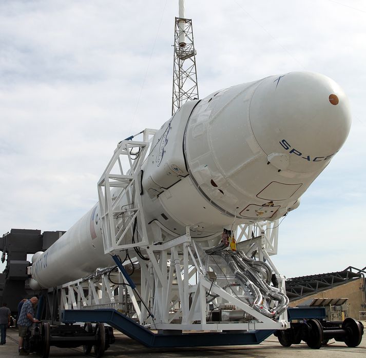 Dragon geimfar SpaceX sést hér á Falcon 9 eldflauginni.