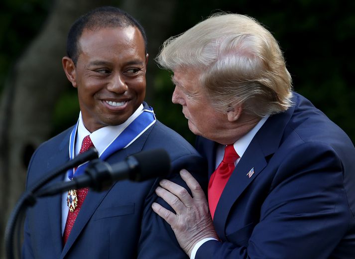 Donald Trump með Tiger Woods þegar hann afhenti kylfingnum Medal Of Freedom orðuna.
