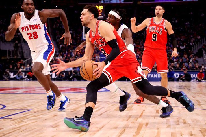Zach LaVine hjá Chicago Bulls býr sig undir að troða boltanum í körfuna á móti Detroit Pistons í nótt.