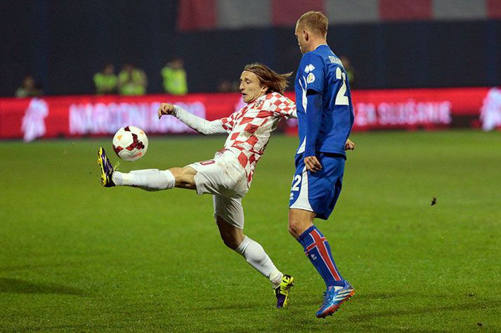Eiður Smári í baráttu við besta mann vallarins, Luka Modric.
