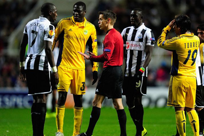 Tom Harald Hagen að dæma Evrópudeildarleik á milli Newcastle United og FC Metalist Kharkiv á St James' Park.