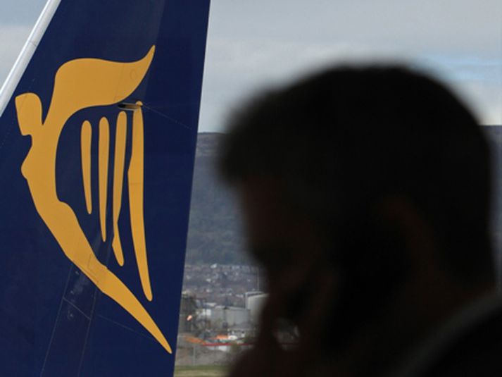 Maður bíður eftir flugi með Ryanair. Mynd/ AFP.