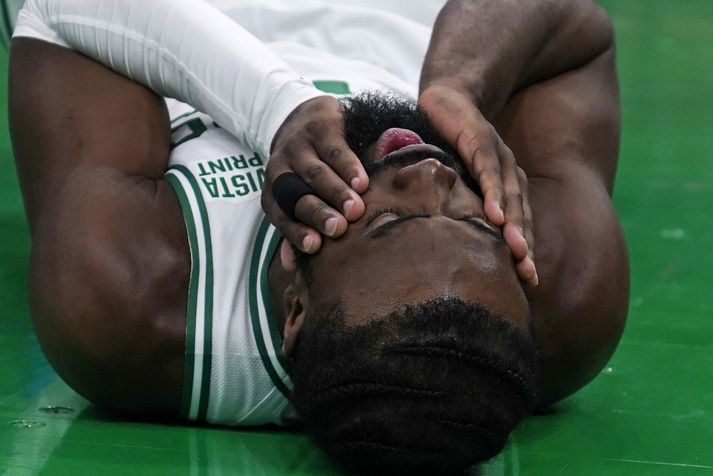 Jaylen Brown grípur um andlitið eftir að hafa fengið slysaolnbogann frá liðsfélaga sinum Jayson Tatum.