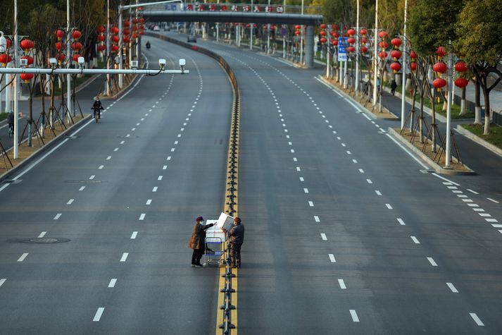 Mikið er um auðar götur í Wuhan-borg þar sem víðtækt samgöngubann er í gildi til að reyna að hamla frekari útbreiðslu veirunnar.