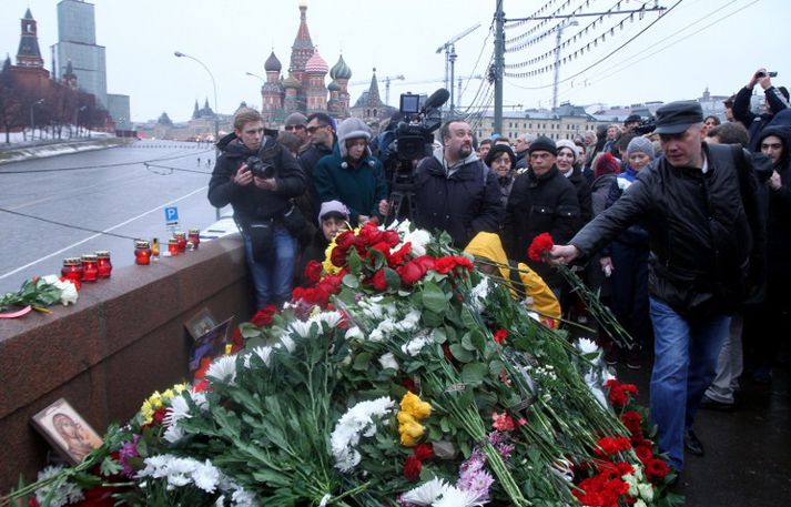 Nemtsov var skotinn fjórum sinnum í bakið af óþekktum árásarmanni í gærkvöldi.