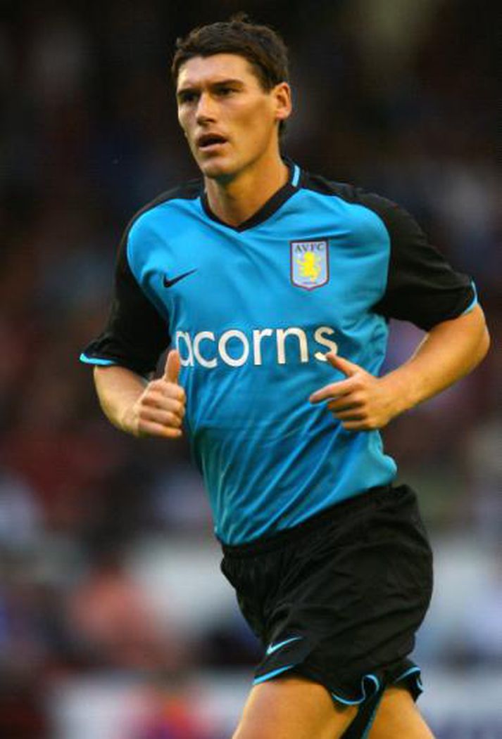 Gareth Barry er ekki lengur í guðatölu hjá stuðningsmönnum Villa.