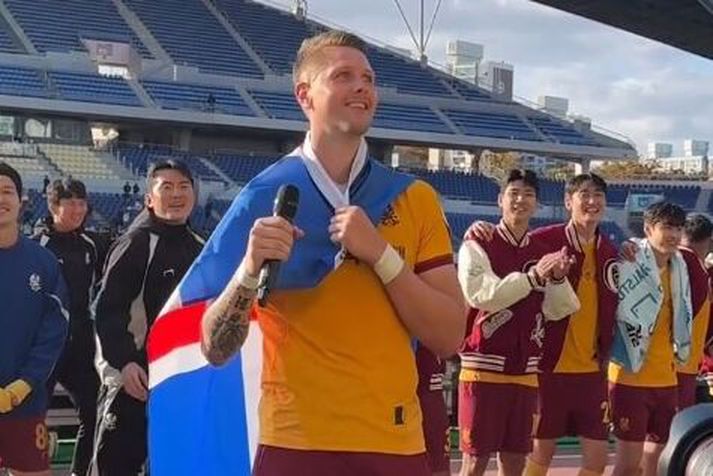 Hólmbert Aron Friðjónsson stjórnaði söngvum með stuðningsmönnum Gwangju eftir leikinn og íslenski fáninn var með í för.