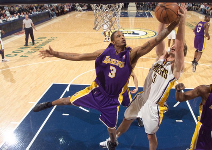 Troy Murphy í baráttu við Trevor Ariza í leiknum í nótt.