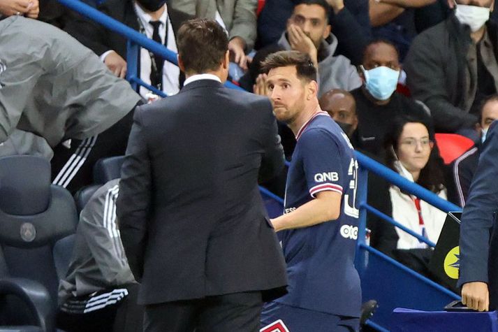 Lionel Messi hlustar á Mauricio Pochettino á leik PSG gegn Lyon í haust.