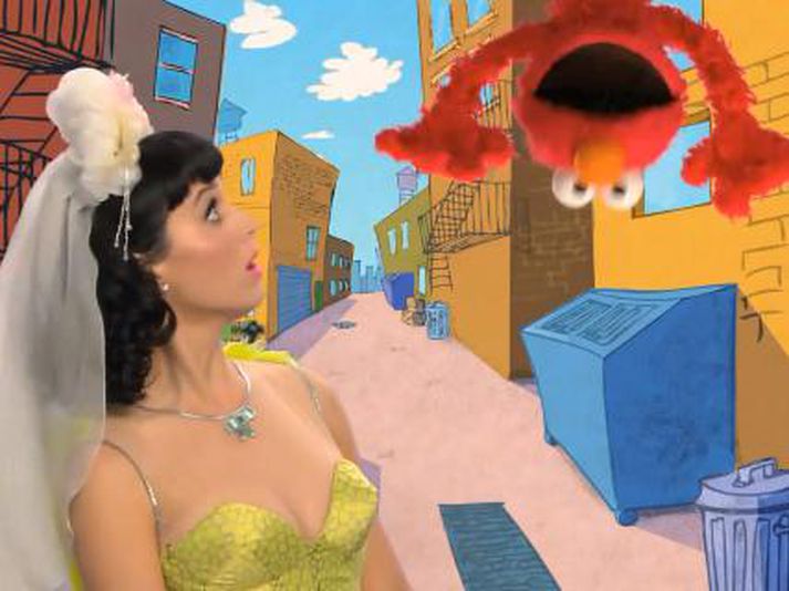 Katie söng eitt laga sinna fyrir Sesame Street en stjórnendurnir eru greinilega harðir í ritskoðuninni.